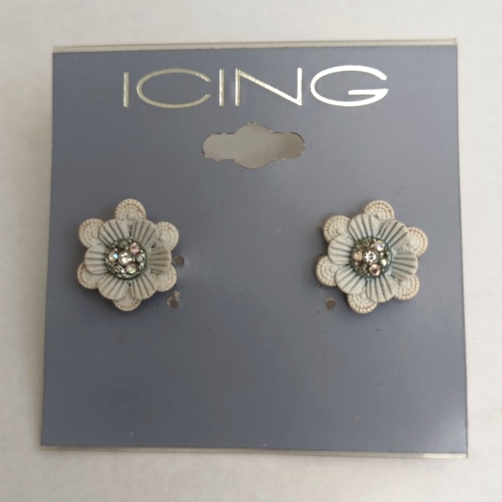 🌻 NEW Icing Small Antique White Flower Rhinestone Stud Earrings